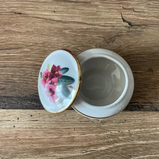 Petite boîte en porcelaine fleurie