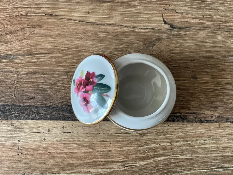 Petite boîte en porcelaine fleurie