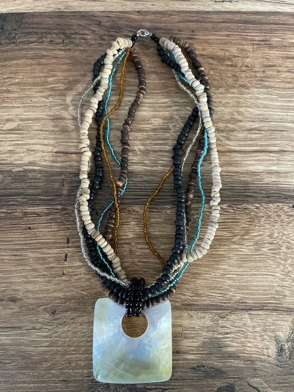 Collier perles et coquillage