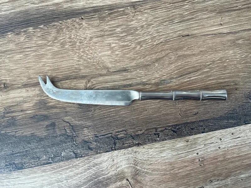 Couteau à formage effet bambou sur le manche